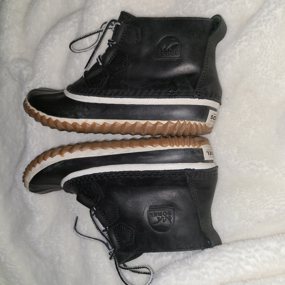 Sorel Size 7 Black & White Ankle Duck Booties
